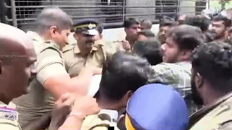 protest against kerala university vc