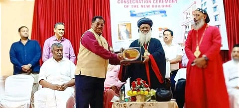 The new building of St. Thomas School, Kalyan, was consecrated.