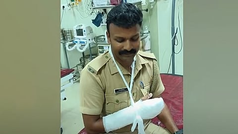 kakkanad jail prisoner attacked prison officer