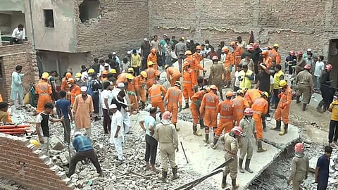 4 dead as building collapsed in delhi many feared and trapped