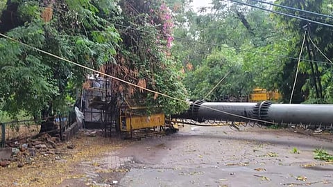 100 feet mobile tower collapsed in delhi