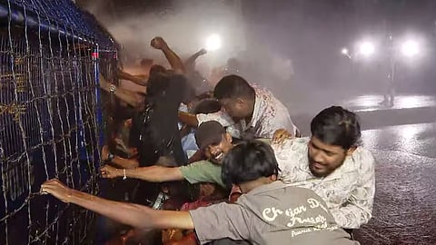 sfi dyfi march to rajbhavan ends in clash with police