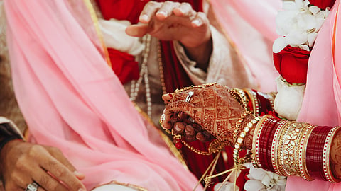 Groom slips during ceremony; bride withdraws from wedding