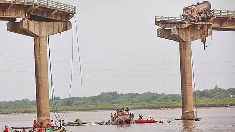 4 engineers suspended in vadodara bridge collapse