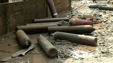 Oxygen cylinder explodes; one dead.