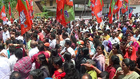 bjp protest march to cliff house in sabarimala gold plate controversy