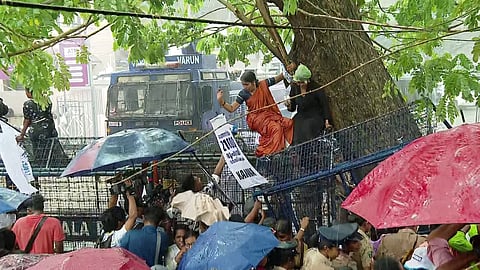 asha workers march to Cliff House; clash