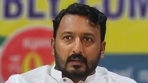 dyfi and yuvamorcha protest against rahul mamkootathil