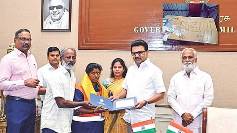 Cleaning worker gold worth Rs 50 lakhs