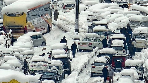 traffic jam at manali, snow, electricity cut, no water, 