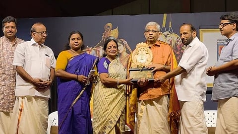 പ്രശസ്ത അഷ്ടപദി സോപാനഗായകൻ ഊരമന രാജേന്ദ്ര മാരാർക്ക് ഗുരുവായൂർ ദേവസ്വത്തിന്‍റെ അഷ്ടപദി പുരസ്കാരം സമ്മാനിച്ചു