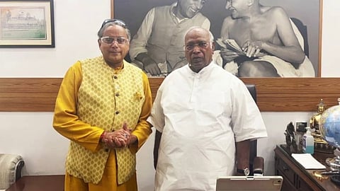 shashi tharoor meets mallikharjun kharge