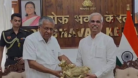 pinarayi vijayan meets governor rajendra arlekar