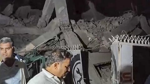 building collapse 2 dead in delhi