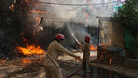 fire in restaurant delhi 10 death