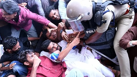 ksu raise criticism against udf govt on pm shri