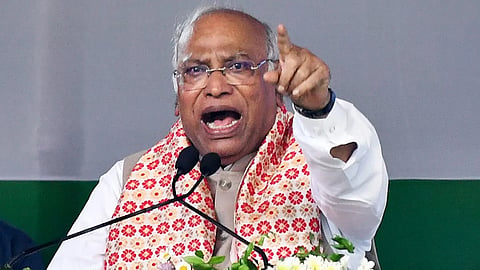 mallikarjun kharge slams congress workers chant slogans supporting dk shivakumar during speech