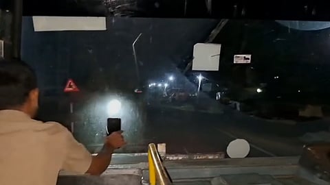 Headlight fails; driver steers bus using mobile phone light