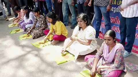 no-appointments-job-seekers-eat-soil-in-front-of-secretariat