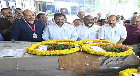   Ministers C.P. John and P.C. Vishnunath laid wreaths at the bodies of the Malayalis killed in a boat accident in Vietnam when they were brought home.