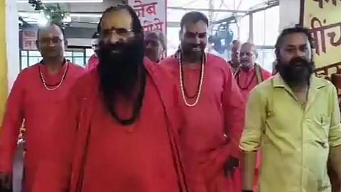 new-dress-code-pocketless-kurtas-for-priests-in-haridwar-temple