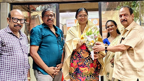 ഡോ. മിനി തോമസിന് ഓണററി ഡോക്ടറേറ്റ്; പ്രതീക്ഷ ട്രസ്റ്റ് ഭാരവാഹികൾ അനുമോദിച്ചു