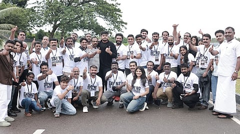 ലഹരിവിരുദ്ധ സന്ദേശവുമായി കണ്ണുമൂടിക്കെട്ടി വാഹന റാലി