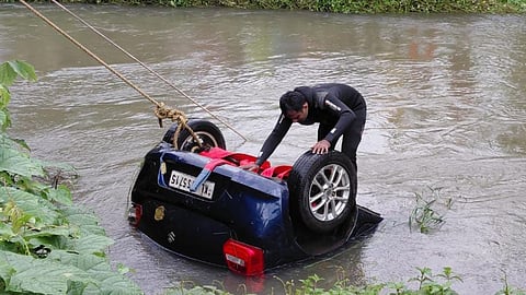 Car fall into water while driving guided by Google map