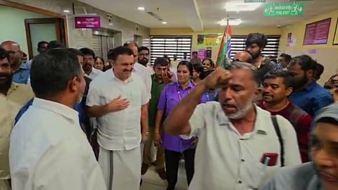 Minister welcomed with flags and slogans inside government hospital