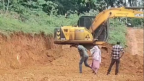 പ്ലൈവുഡ് കമ്പനിക്കായി മണ്ണെടുപ്പ്; വില്ലെജ് ഓഫിസർ സ്റ്റോപ്പ് മെമ്മോ നൽകി