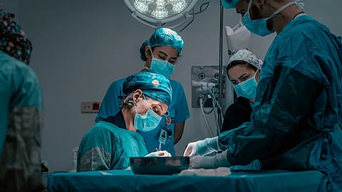 Lived with a pig's kidney in the body for 271 days; then back to dialysis