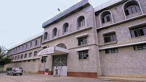  Prisoners punch jail warden in the face; attempt to strangle him to death