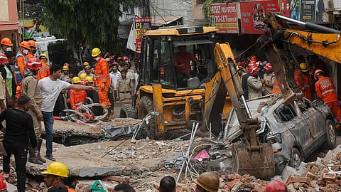 delhi building collapse 6 dead reported