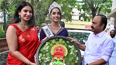 ''ചേച്ചി അങ്ങോട്ട് മാറി നിന്നേ...'', മുഖ്യമന്ത്രിയെ കാണാൻ മിസ് ഇന്ത്യ എത്തിയപ്പോൾ | Video