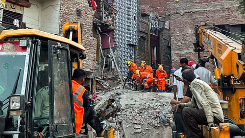 delhi four storey building collapse death toll updates
