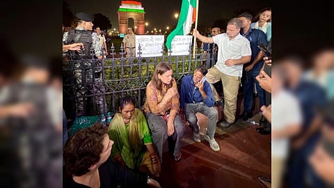 Ankita Bhandari's parents protesting near India Gate. Rahul Gandhi and Priyanka Gandhi are nearby.