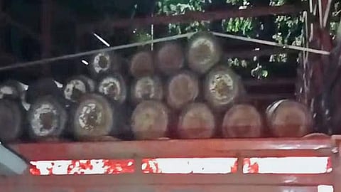oxygen cylinder falls from moving lorry kills man in kannur