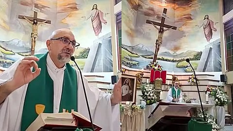  Priest dies tragically after crucifix falls onto his head during Mass