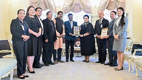 സുപമാസ് ഇസരാഭക്തിക്ക് ഏഷ്യാ പസഫിക് അവാർഡ്; പ്രൊഫ. ഡോ. പ്രകാശ് ദിവാകരൻ പുരസ്കാരം സമ്മാനിച്ചു