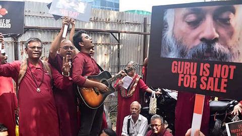 Protesting followers of Osho Rajneesh forcibly enter his Pune ashram