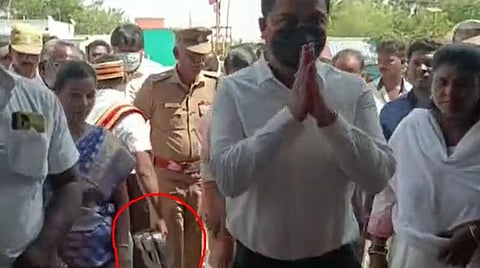 TN official orders assistant to carry his shoes, sparks controversy 