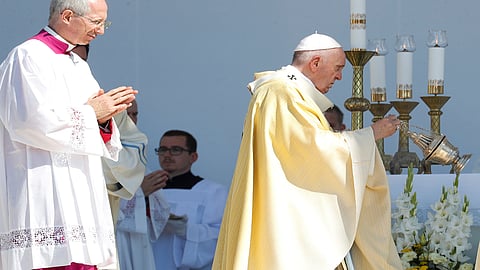 Pope on the banks of the Danube in final Mass in Hungary