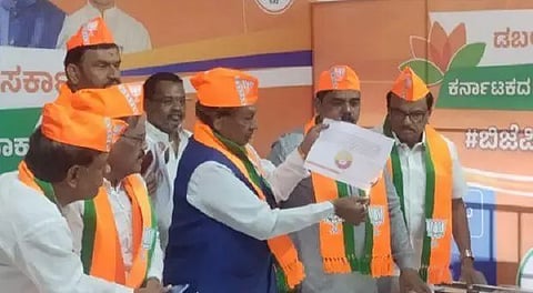 BJP leader Eshwarappa burns Cong manifesto over "Bajrang Dal ban" row