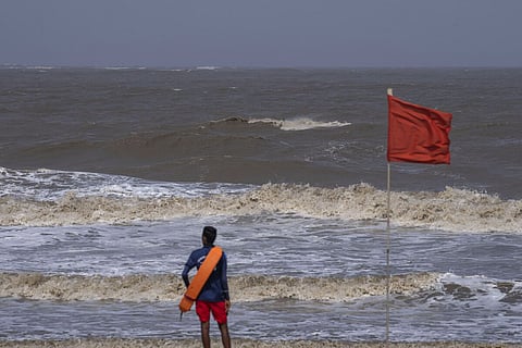 Pakistan deploys Army & Navy personnel to help authorities to evacuate people as Cyclone Biparjoy moves closer to Karachi 