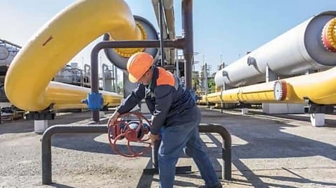 Crude oil futures slump over 11 pc to Rs  8,588/barrel; Brent slips below USD 100 