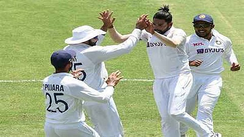 India strike twice but Australia extend overall lead to 374