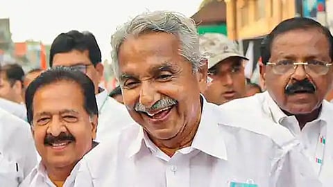 Oommen Chandy with congress leaders