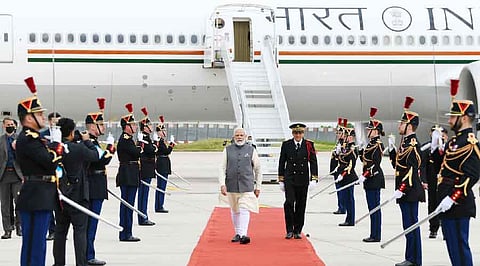 PM Modi arrives in Paris on official visit. He was given a guard of honour at the airport 