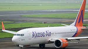 Akasa Airplane Makes Emergency Landing at Varanasi Airport