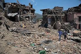 Nepal's Quake Survivors Face Shortage of Aid: Thousands Struggle for Food, Clothes, and Medicines